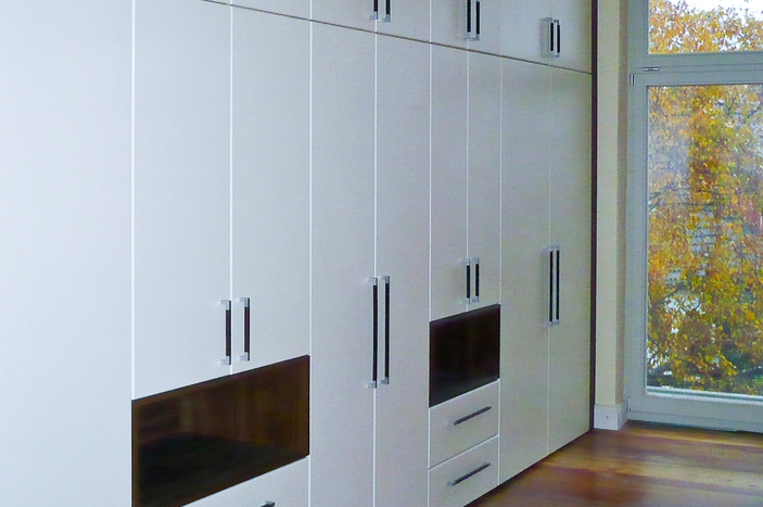 Schlafzimmerschrank mit zwei Staufächern