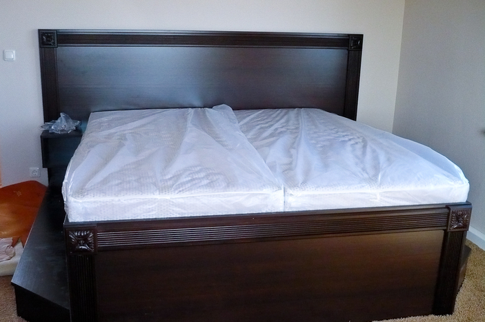 Bett und Deckenbalkenverkleidung