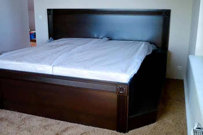 Bett und Deckenbalkenverkleidung